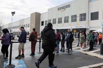 சுமார் 20 ஆயிரம் ஊழியர்களை வீட்டிற்கு அனுப்பும் அமேசான்!