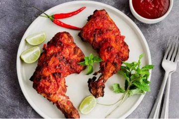 இசை கேட்டு பால் குடித்து வளரும் கோழிகள் - அரைகோழி ரூ.5,500க்கு விற்பனை