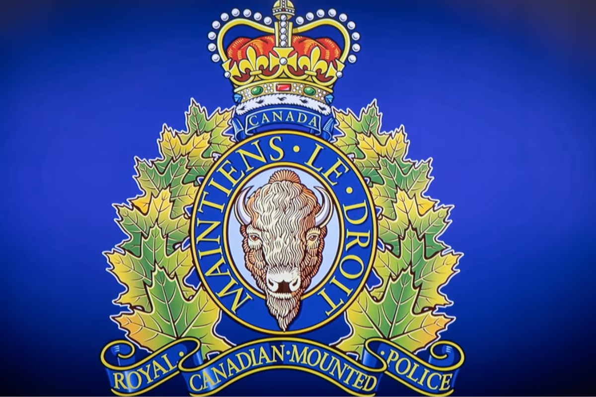கனடாவில் வீடொன்றில் இருவர் மர்மமான முறையில் உயிரிழப்பு | Two Bodies Found In Fall River Home Deaths