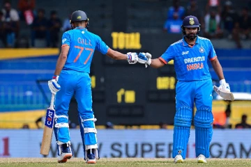 சிக்ஸர் அடித்து அரைசதம் விளாசிய ரோகித்! பாகிஸ்தானை தெறிக்கவிடும் கில்