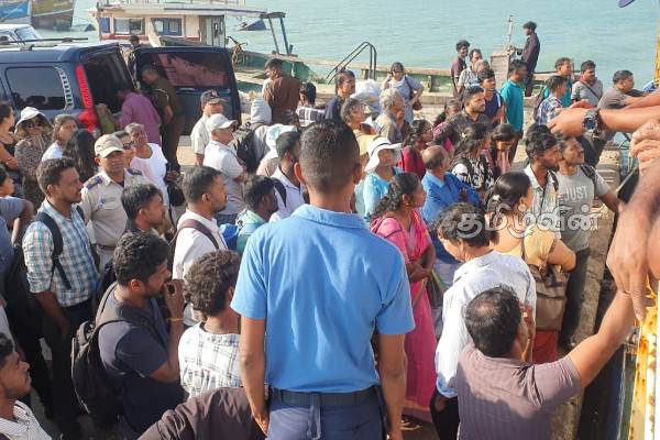 நெடுந்தீவில் அரச தரப்பால் புறக்கணிக்கப்பட்ட பயணிகள் | Passengers Ignored By Government In Neduntheevu நெடுந்தீவில் அரச தரப்பால் புறக்கணிக்கப்பட்ட பயணிகள் | Passengers Ignored By Government In Neduntheevu