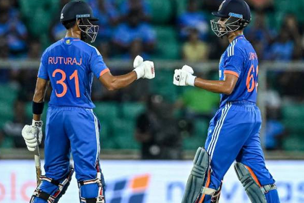 இந்திய வீரர்களின் அதிரடி ஆட்டம்: அவுஸ்திரேலிய அணியை எளிதாக வீழ்த்திய இந்தியா! | India Beat Australia In T20 Cricket Second Match