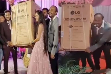 நண்பர்களால் தூக்க முடியாமல் வந்த பரிசு: பிரித்து பார்த்த மணப்பெண்ணிற்கு ஏற்பட்ட அசிங்கம்