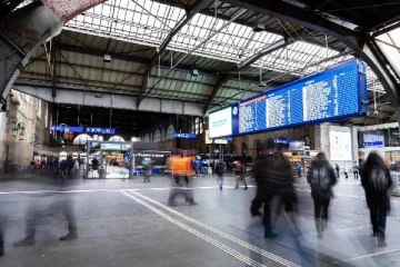 இளம் பெண்ணை தலிபான் என கூறி அவமதித்த சுவிஸ் நபர்