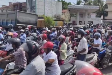 யாழ்.ஸ்ரான்லி வீதியில் எரிபொருள் நிரப்பு நிலையத்தில் குழப்பம் (படங்கள்)