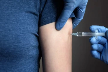 இலங்கையில் கோவிட் தடுப்பூசி போட்ட ஆறு பேருக்கு இரத்த உறைவு - சுகாதார அமைச்சு தெரிவிப்பு