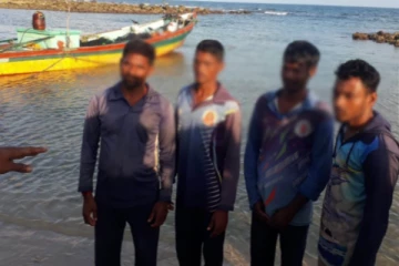 யாழ்.வல்வெட்டித்துறையில் தஞ்சமடைந்த தமிழக கடற்தொழிலாளர்கள்(Photos)