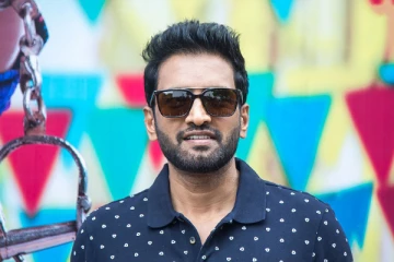 ஆள் அடையாளம் தெரியாமல் போன சந்தானம்.. எப்படி இருக்கிறார் என்று பாருங்க