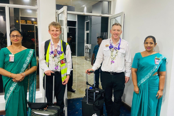 15 வயதில் உலகை சுற்றும் இளம் விமானி; இலங்கைக்கு வருகை! | 15 Th Old Australian Pilot Visit Srilanka