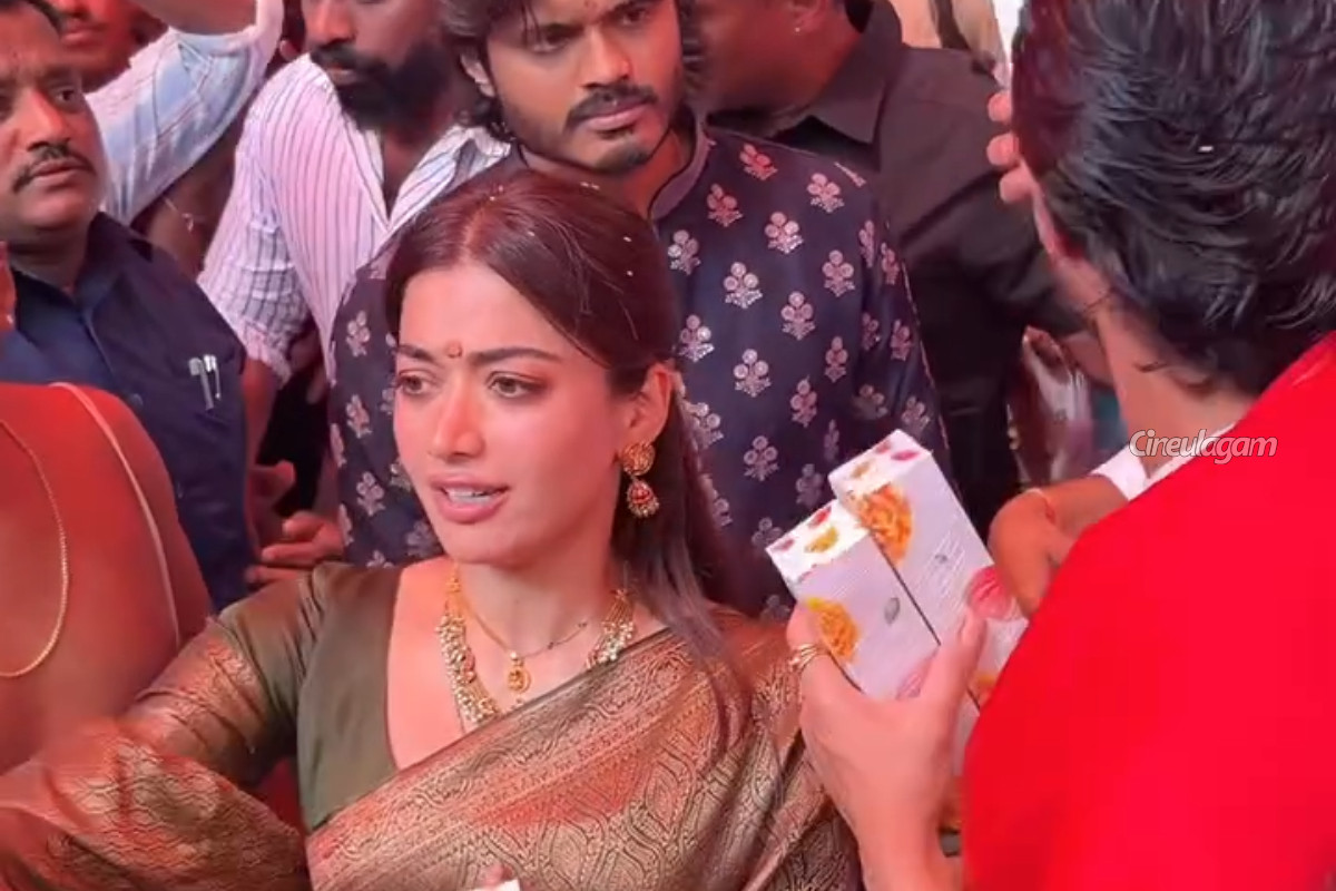 திருமணம் முடிந்ததும் ராஷ்மிகா முதல் வேலையாக செய்திருக்கும் விஷயம்.. வைரல் ஆகும் வீடியோ | Rashmika Distribute Sweet In Tirumala Tirupati