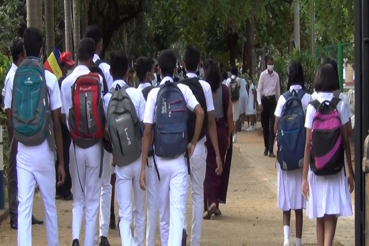 எரிபொருள் தட்டுப்பாடு; பாடசாலைகளுக்கு புதன்கிழமை விடுமுறை | Fuel Shortage Holiday For Schools On Wednesday எரிபொருள் தட்டுப்பாடு; பாடசாலைகளுக்கு புதன்கிழமை விடுமுறை | Fuel Shortage Holiday For Schools On Wednesday