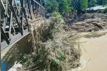 பேராதனை, களுகமுவ பாலங்களில் சிக்கியிருந்த கழிவுகளை வெற்றிகரமாக அகற்றிய கடற்படை
