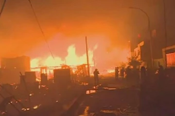 பெருவில் குடியிருப்புகளை கபளீகரம் செய்த திடீர் தீ!