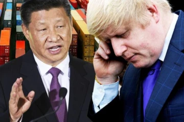 பிரித்தானிய கடற்படை தளத்துக்குள் மறைந்திருந்த அழகிய இளம்பெண்: இராணுவ வீரரை மயக்கிய உளவாளியா என சந்தேகம்