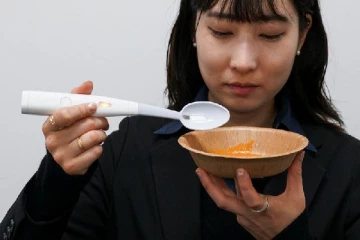 நாக்கை ஏமாற்றும் மின்சார ஸ்பூன்: உப்பு இல்லாமல் உணவு சுவை அதிகரிக்கும் புதுமை!