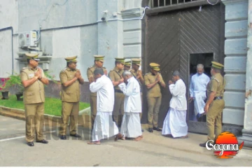බන්ධනාගාර ලොක්කෝ 15 ක් එකපාර ප්රකෝටිපතියෝ වෙලා..ඒ කියන්නේ ගහපු තවත් හොර මගඩි තියෙනවද? වත්කම් පීරයි