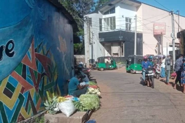 நடைபாதை வியாபாரிகளால் தொற்று பரவும் அபாயம்