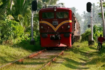 புகையிரதம் மோதி 19 வயது இளைஞர் பலி