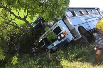 சம்மாந்துறை - கல்முனையில் வீதி விபத்து: 10 பேர் வைத்தியசாலையில் அனுமதி (Video)