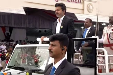 கோட்டையில் முதன்முறையாக தேசியக்கொடி ஏற்றும் முதலமைச்சர் விஜய்... த்ரிஷா வருகை