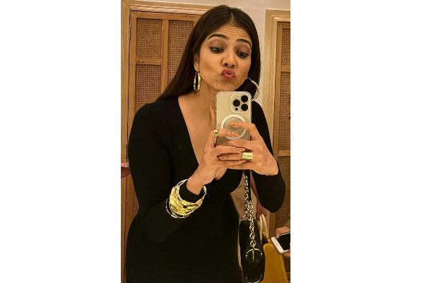 முத்தம் கொடுத்து புகைப்படத்தை வெளியிட்ட நடிகை மாளவிகா மோகனன்.. இணையத்தில் வைரல் | Malavika Mohanan Latest Kissing Pic Gone Viral