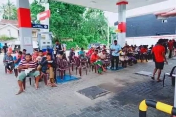 வரிசையில் காத்திருந்த மக்களுக்கு உணவளித்த எரிபொருள் நிரப்பு நிலைய உரிமையாளர்