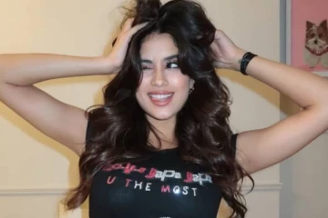 கட்டிப்பிடித்து கொடுத்த முத்தம்!! நடிகை ஜான்வி கபூரின் க்யூட் புகைப்படங்கள்..