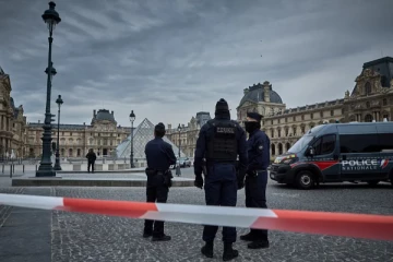 பிரான்ஸ் லூவ்ரே அருங்காட்சியகம் பாதுகாப்பு அதிகரிப்பு