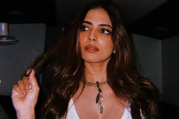 மிரர் செல்ஃபியில் மயக்கும் நடிகை மாளவிகா மோகனன்..