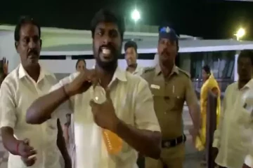 ஒற்றை தலைமை கோரி அதிமுக தொண்டர் மெரினா கடற்கரையில் தீ குளிக்க முயற்சி..!