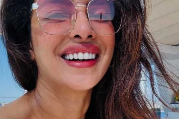 நடுக்கடலில் இப்படியொரு போஸ்!! நீச்சல் உடையில் நடிகை பிரியங்கா சோப்ரா..