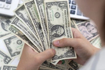 අද ඩොලරයට ලැබුණ විශේෂ වටිනාකම.. (PHOTO)