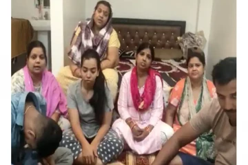 தூக்கிட்டு தற்கொலை செய்து கொண்ட மனைவி - கணவன் வீடியோ எடுத்த கொடூரம்!