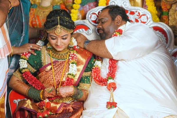 சீரியல் நடிகை  மஹாலக்ஷ்மிக்கு பிரபல தயாரிப்பாளருடன் திடீர் மறுமணம்- அதிர்ச்சியடைந்த திரையுலகம் | Serial Mahalakhsmi Married Producer Ravindar