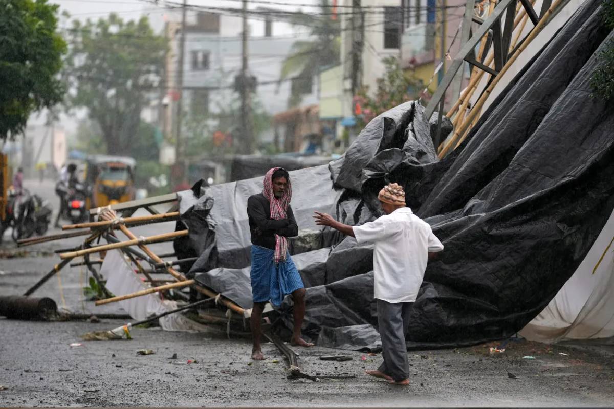இந்தியாவைத் தாக்கிய அர்னாப் புயல்: 7 பேர் பலி - பலர் பாதிப்பு | Cyclone Arnab Hits India 7 Dead இந்தியாவைத் தாக்கிய அர்னாப் புயல்: 7 பேர் பலி - பலர் பாதிப்பு | Cyclone Arnab Hits India 7 Dead