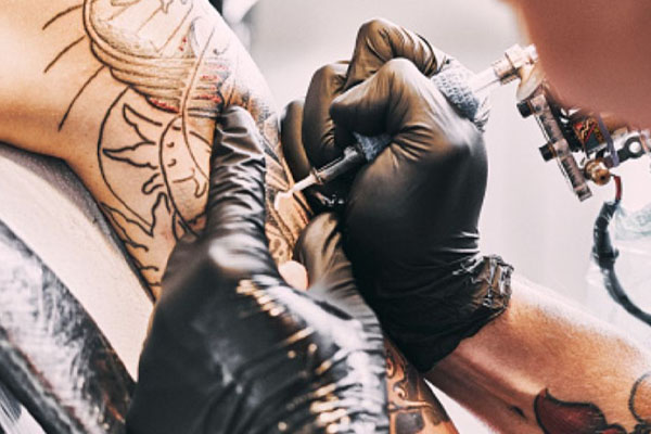 பச்சை குத்தும் போது நோய்கள் பரவும் அபாயம் | Risk Of Transmission Of Diseases During Tattooing