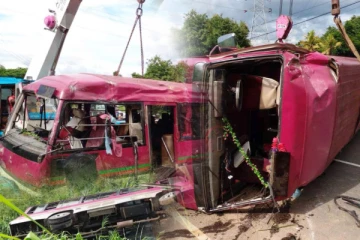 மற்றுமொரு பேருந்தும் பள்ளத்தில் கவிழ்ந்தது! ஒருவர் பலி : 18 பேர் வைத்தியசாலையில்..