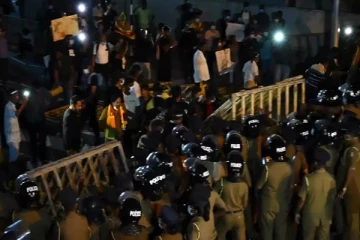 அலரி மாளிகைக்குள் நுழைந்த மக்கள் - முக்கிய உறுப்பினர்கள் மறைந்திருப்பதாக தகவல் (Video)