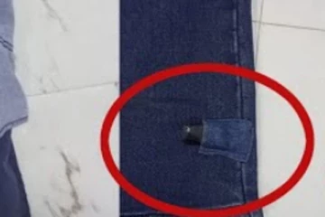 කලිසමේ සැඟවූ කැමරාවෙන් කාන්තාවන්ගේ රහස් ප්‍රදේශ නරඹන තරුණයා හසුවෙයි.. (VIDEO )