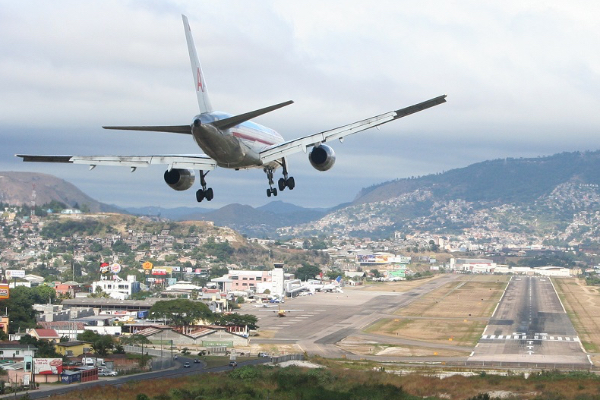 உலகின் டாப் 5 ஆபத்தான விமான நிலையங்கள்: சிறிய தவறு கூட பேரழிவாக முடியலாம்! | Worlds Top 5 Dangerous Airports In Tamil