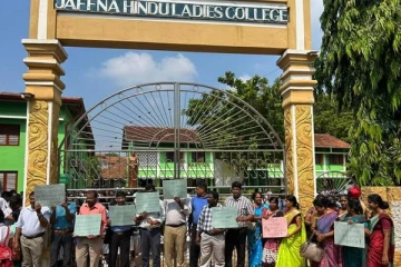 அரச வன்முறைகளுக்கு எதிராக யாழில் ஆசிரியர்கள் போராட்டம் (Photos)