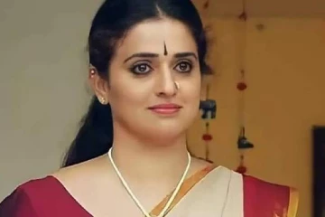 திருமணமாகாமல் 43 வயதான நடிகையுடன் தனிமையில் பிரபல நடிகர்! செருப்பால் அடிக்க வந்த 3வது மனைவி..