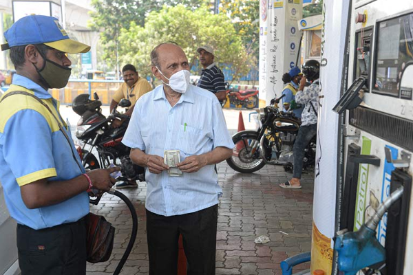 சென்னையில் அதிரடியாக குறைந்த பெட்ரோல், டீசல் விலை - எவ்வளவு தெரியுமா? மகிழ்ச்சியில் வாகன ஓட்டிகள் - தமிழ்நாடு