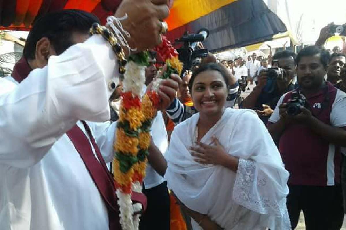 மொட்டுக் கட்சியில் வேட்பு மனுத்தாக்கல் செய்ய பெண்ணிடம் கேட்ட மோசமான இலஞ்சம்! பகிரங்கப்படுத்திய பெண்.. | Podujana Peramuna Mahinda Rajapaksa மொட்டுக் கட்சியில் வேட்பு மனுத்தாக்கல் செய்ய பெண்ணிடம் கேட்ட மோசமான இலஞ்சம்! பகிரங்கப்படுத்திய பெண்.. | Podujana Peramuna Mahinda Rajapaksa