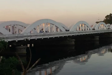 பாலத்தில் நின்று செல்பி எடுத்த நபருக்கு நடந்த அதிர்ச்சி சம்பவம்!