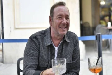 பிரித்தானியாவில் புகழ்பெற்ற நடிகர் மீது குவியும் புகார்கள்!