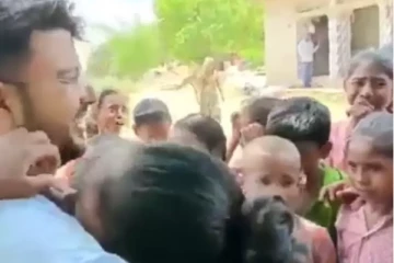 போக வேண்டாம்...அரசு பள்ளி ஆசிரியரை கட்டி பிடித்து கதறி கதறி அழும் மாணவர்கள்