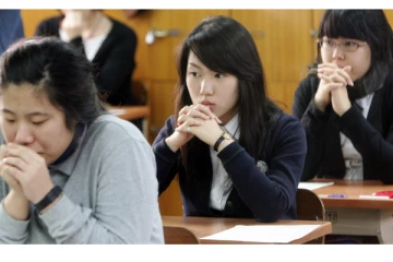 உலகின் நீண்ட நேரம் நடைபெற்ற தேர்வு - சத்தத்தை குறைக்க விமானங்கள் நிறுத்தம்