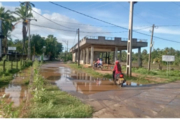 தண்ணீரூற்று சைவப் பாடசாலை வீதியில் போக்குவரத்துக்கு இடையூறு (Photos)