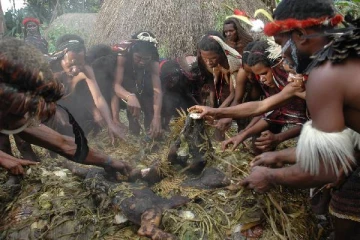 மனிதர்களின் மூளையை சாப்பிடும் உலகின் ஆபத்தான கூட்டம் - மிரளவைக்கும் பின்னணி!
